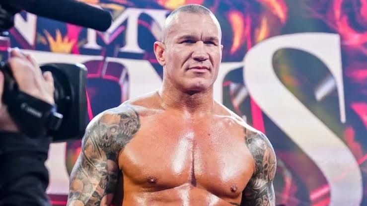 रैंडी ऑर्टन WWE रिंग में RKO मूव करते हुए