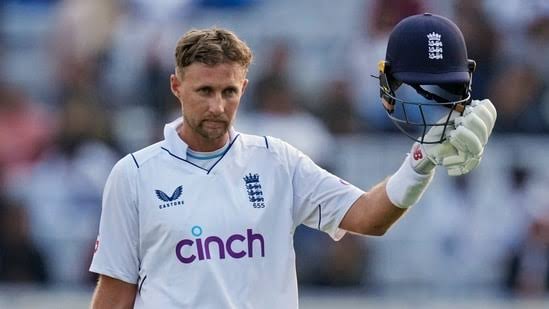Joe Root इंग्लैंड टेस्ट मैच में ऐतिहासिक शतक के बाद।