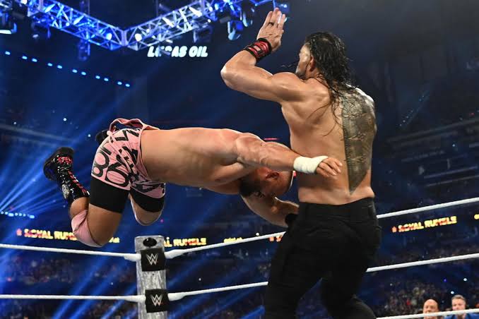 WWE RAW में Roman Reigns और Jey Uso पर Bronson Reed और Bron Breakker का हमला।