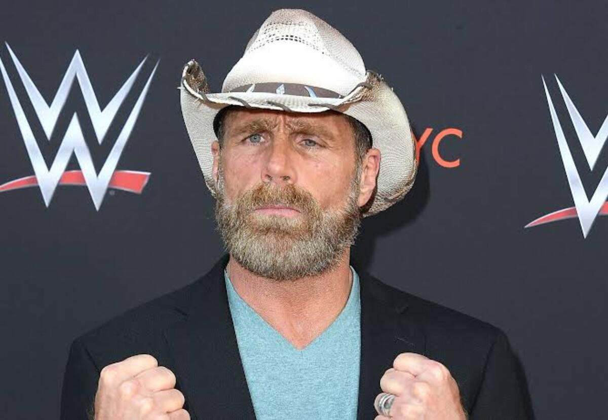 शॉन माइकल्स अस्पताल में सर्जरी के बाद, जहां उनकी पीठ से पुराने ट्विस्टेड रॉड्स हटाए गए।