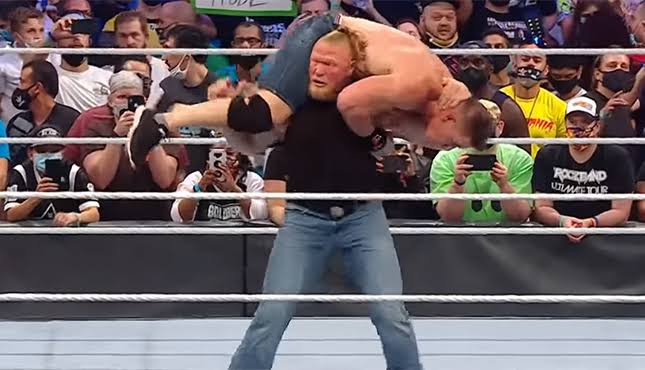 ब्रॉक लेसनर (Brock Lesnar) ने SummerSlam 2025 में अचानक लौटकर जॉन सीना (John Cena) को F5 देकर चौंका दिया।