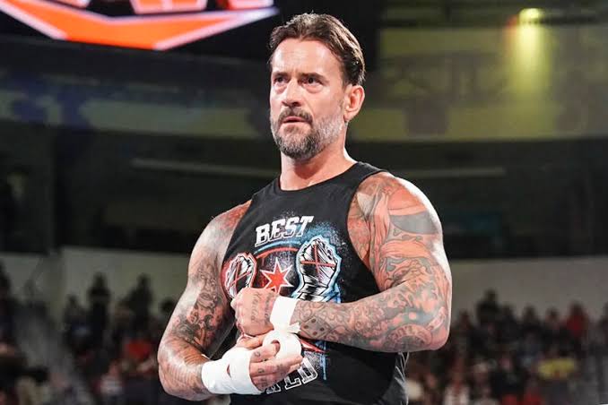 CM Punk UK में Clash In Paris से पहले WWE लाइव इवेंट्स में नजर आते हुए।