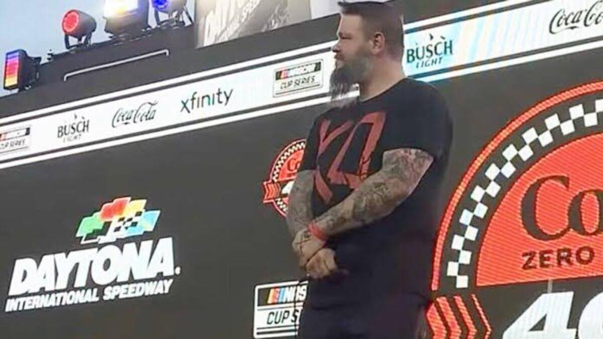 केविन ओवेन्स की वायरल स्लिम फोटो Daytona Speedway