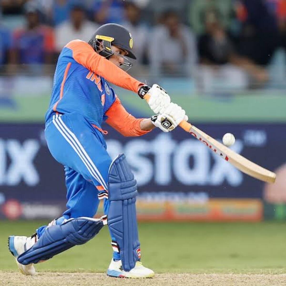 अभिषेक शर्मा अपने खास बैट स्विंग के साथ शॉट लगाते हुए।