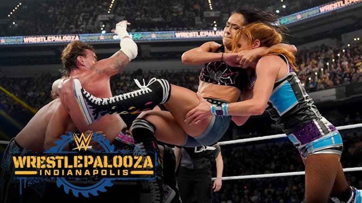 AJ Lee applying the Black Widow submission on Becky Lynch at WWE WrestlePalooza.