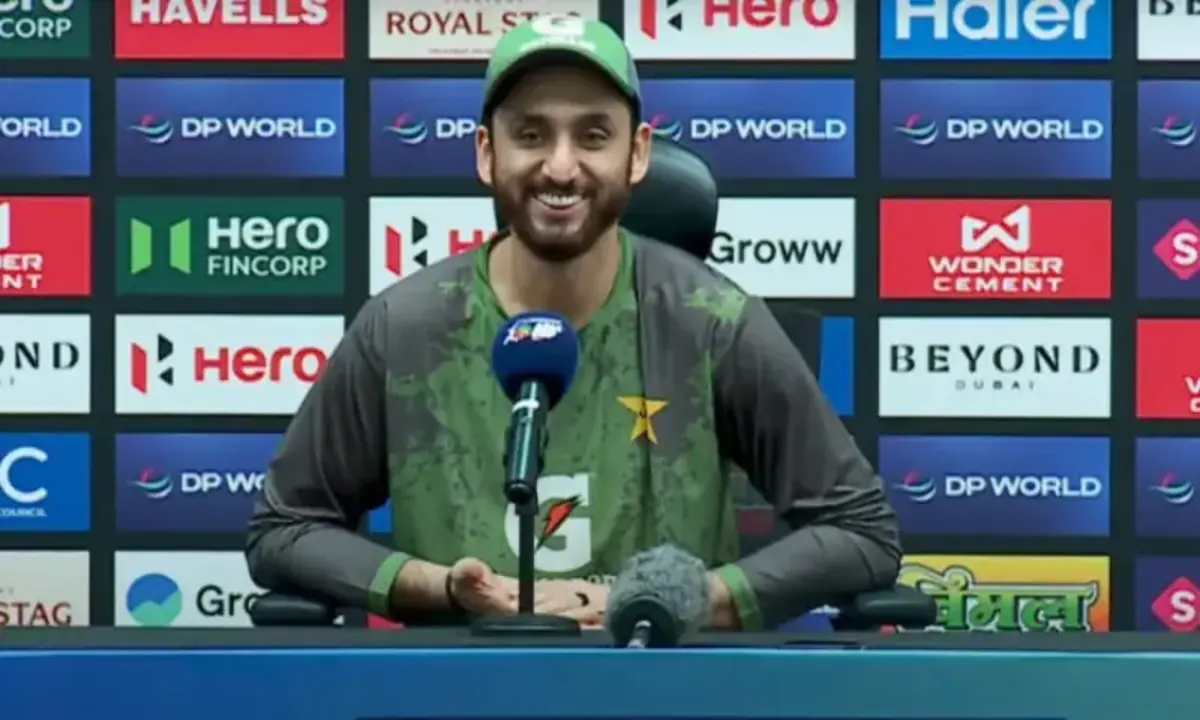 सलमान अली आगा एशिया कप फाइनल से पहले प्रेस कॉन्फ्रेंस में बयान देते हुए।