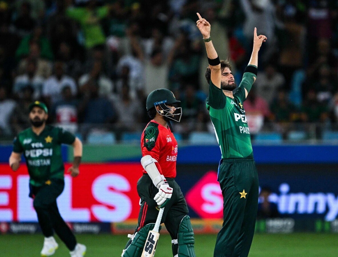 शाहीन अफरीदी बांग्लादेश के खिलाफ गेंदबाजी करते हुए।