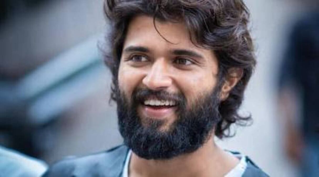 इंटरव्यू के दौरान विजय देवरकोंडा (Vijay Deverakonda)