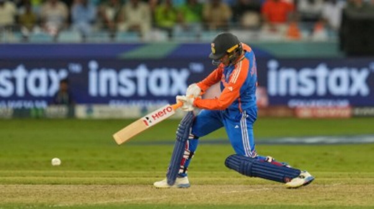 अभिषेक शर्मा भारत के लिए T20 में एक आक्रामक शॉट खेलते हुए।