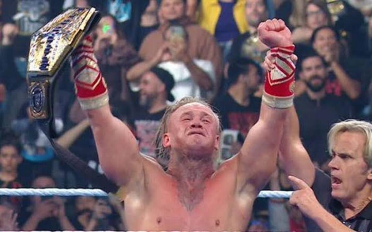 इल्जा ड्रैगूनोव WWE यूनाइटेड स्टेट्स चैंपियनशिप के साथ।