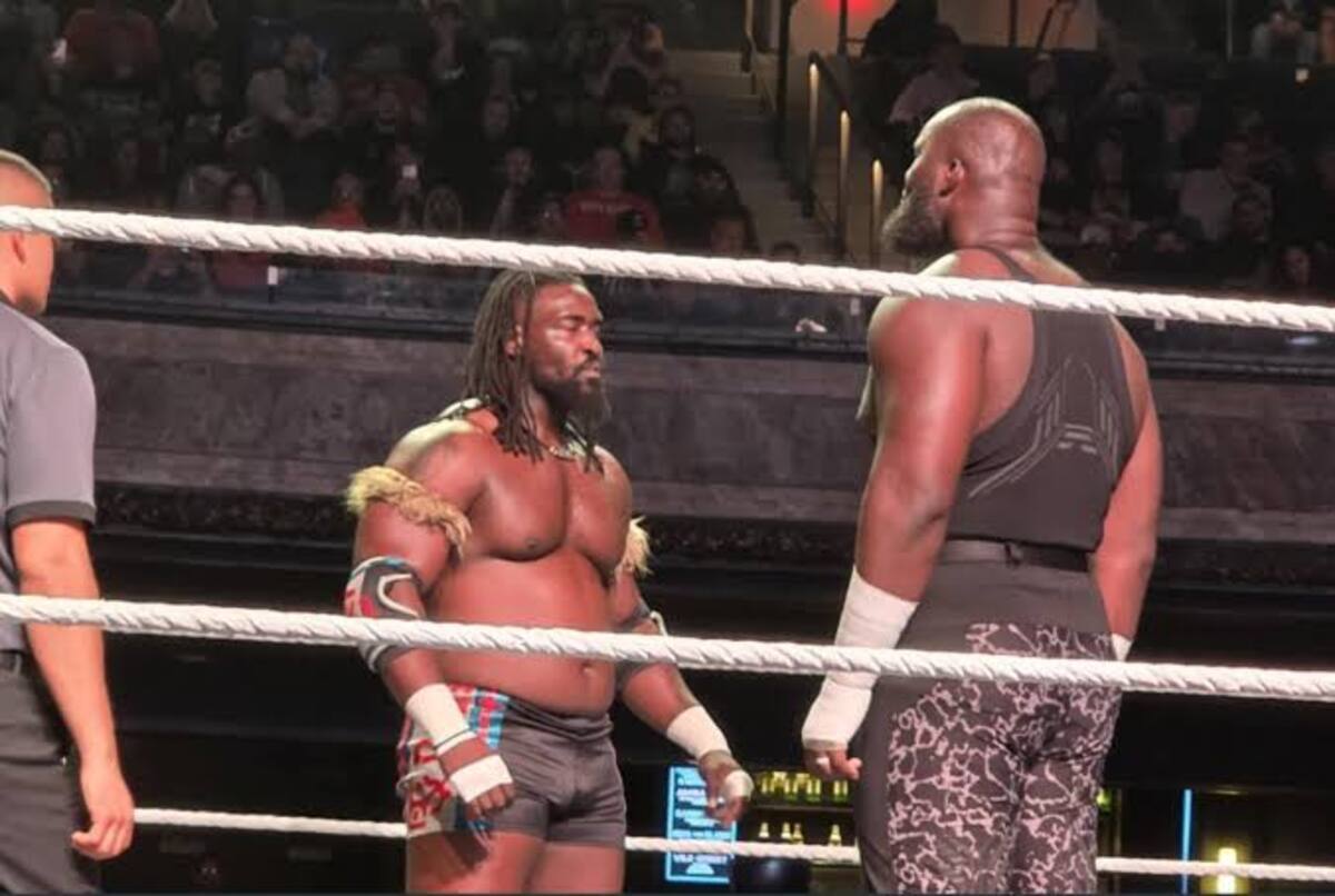 ओमोस और ओबा फेमी WWE रिंग में एक-दूसरे का सामना करते हुए।