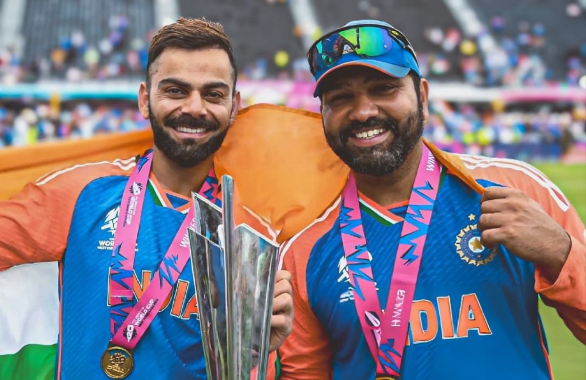 विराट कोहली और रोहित शर्मा भारतीय टीम की जर्सी में।