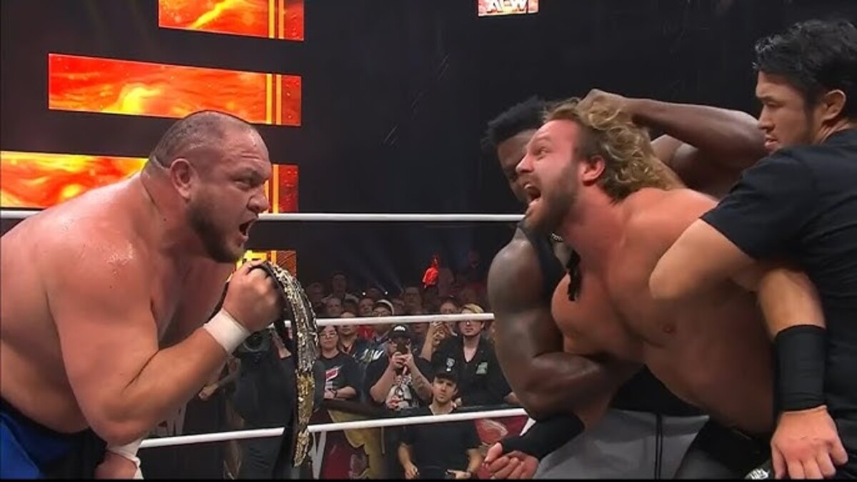 समोआ जो AEW रेसलड्रीम में हैंगमैन एडम पेज पर हमला करते हुए।