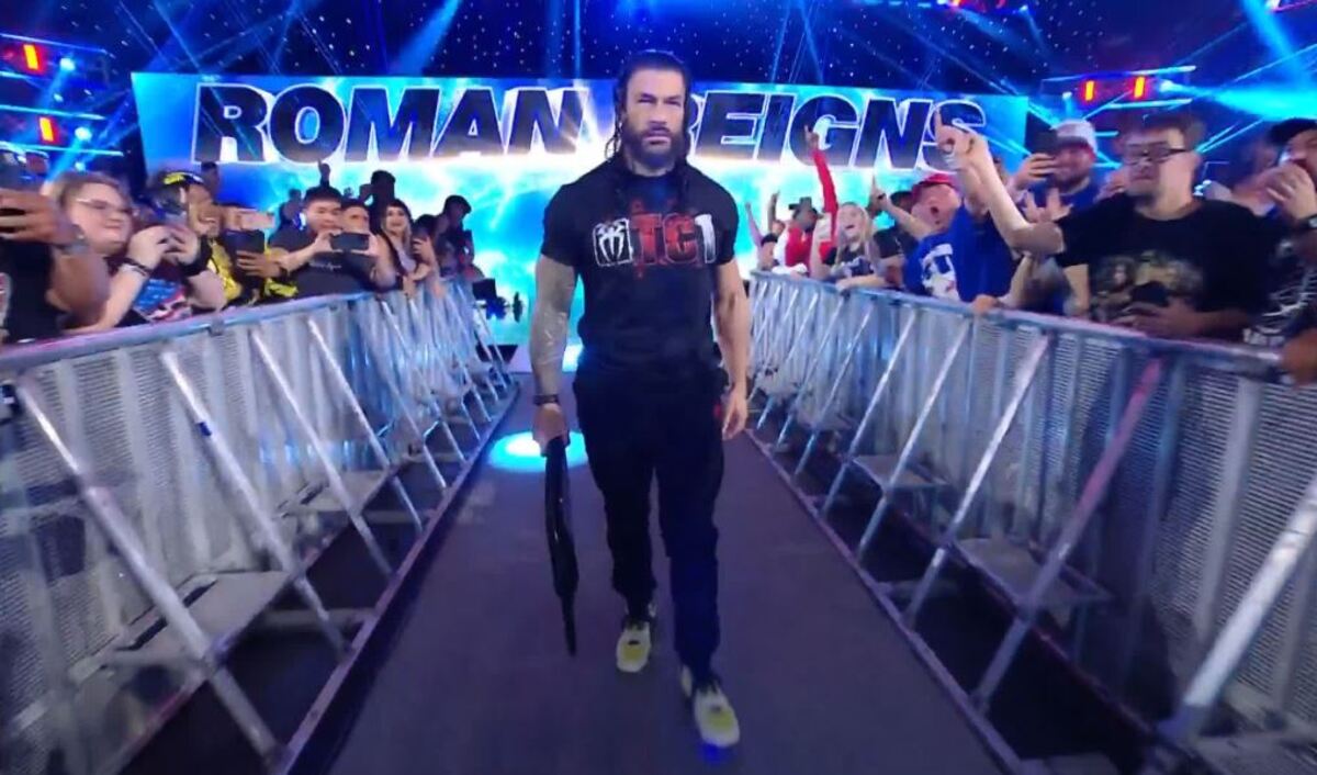 रोमन रेंस ने WWE Raw में वापसी की।