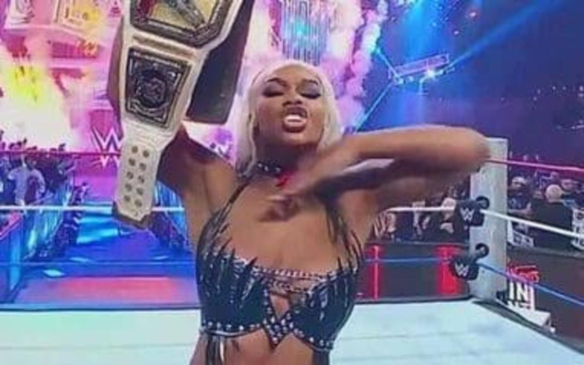 जेड कारगिल WWE विमेंस चैंपियनशिप बेल्ट के साथ जीत का जश्न मना रही हैं।