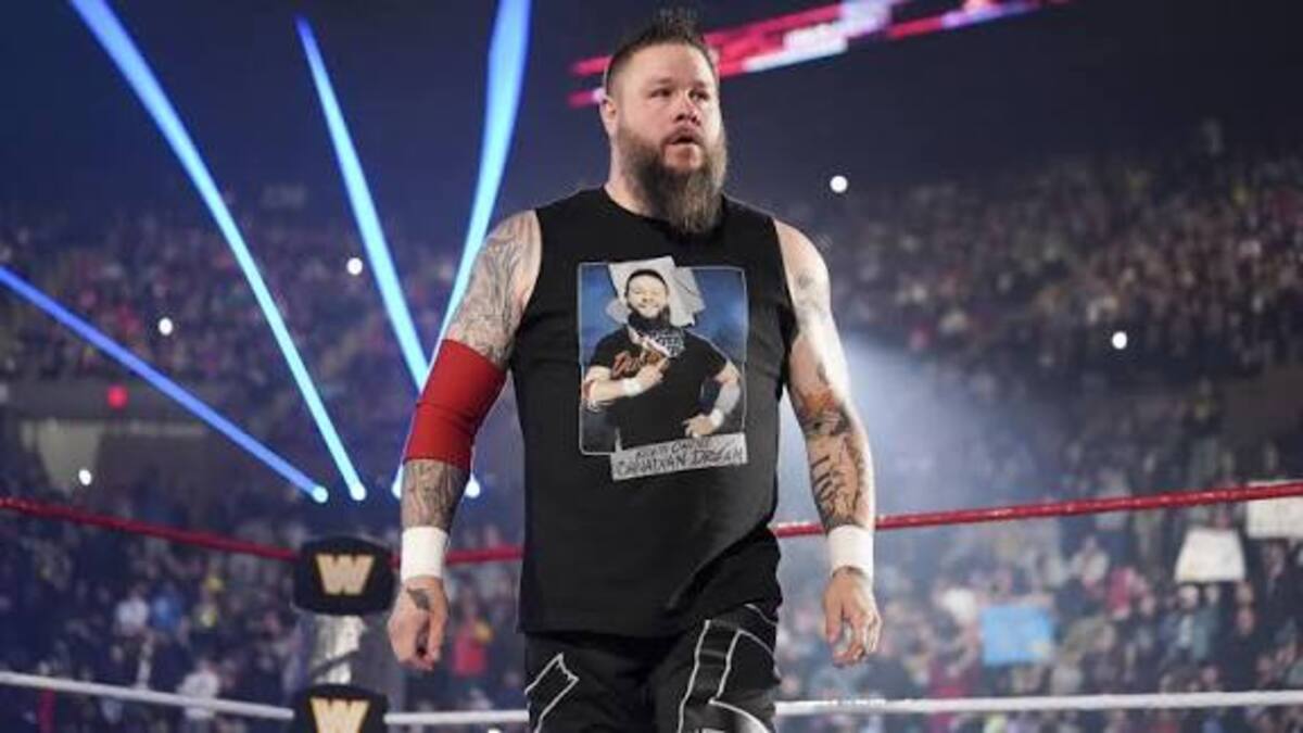 केविन ओवन्स WWE परफॉर्मेंस सेंटर में अपनी वापसी के लिए ट्रेनिंग करते हुए।