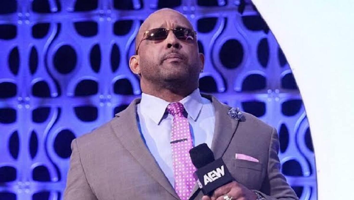MVP AEW रिंग में माइक पर बोलते हुए।