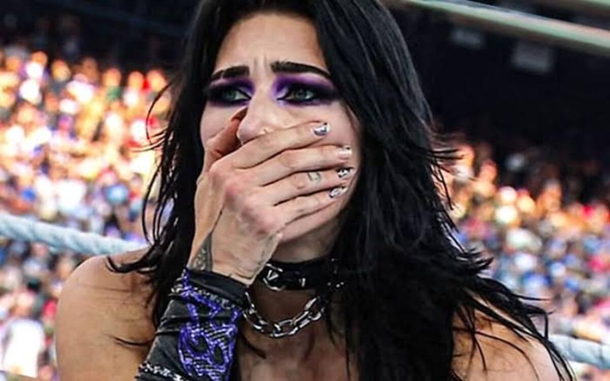 रिया रिप्ली अपनी नाक पकड़े हुए दर्द में।