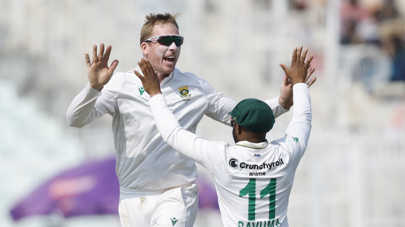 दक्षिण अफ्रीका की टीम भारत के खिलाफ ईडन गार्डन्स में ऐतिहासिक टेस्ट जीत का जश्न मनाते हुए।